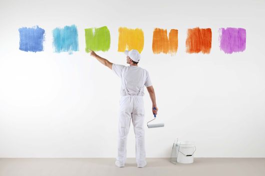 Verschiedene Farben an der Wand mit Maler